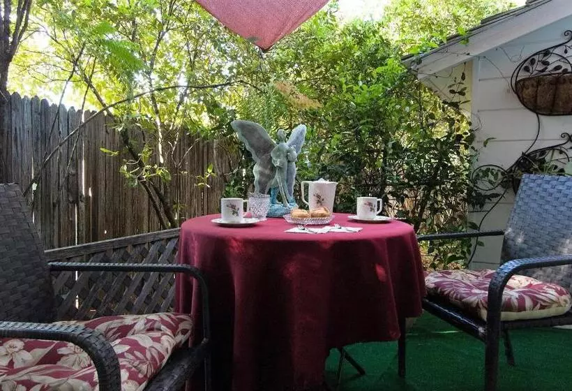 سوئیت با تخت بزرگ, Foothill House