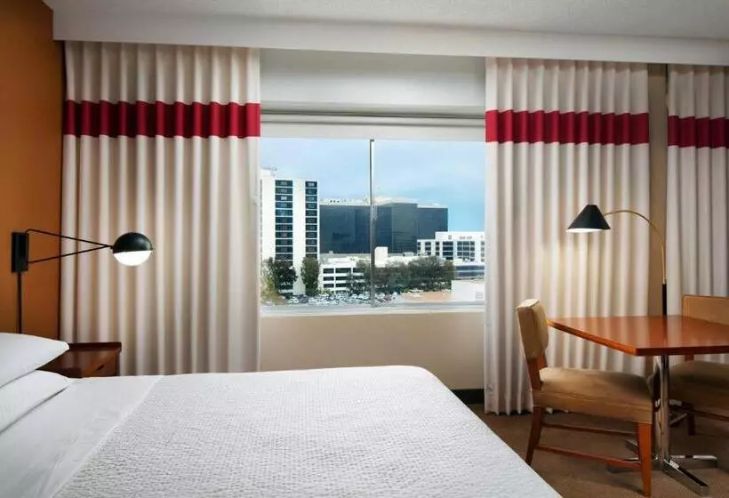 キングサイズベッドのジュニアスイート, Four Points By Sheraton Los Angeles International Airport
