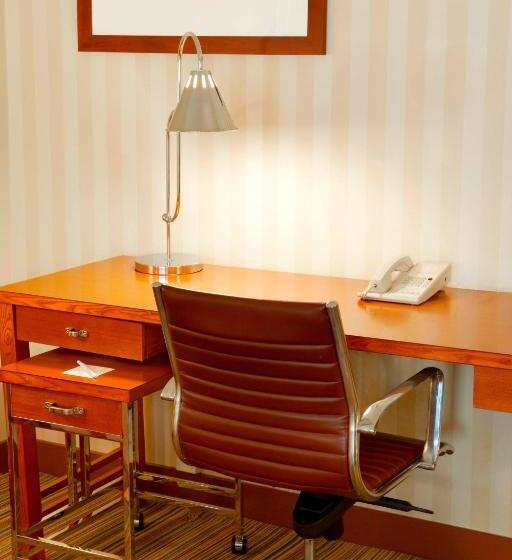 适合残疾人士使用的带超级大床的标准间, Four Points By Sheraton Los Angeles International Airport