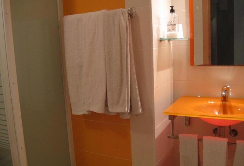 اتاق استاندارد سه نفره, Hostal Ducal Ii