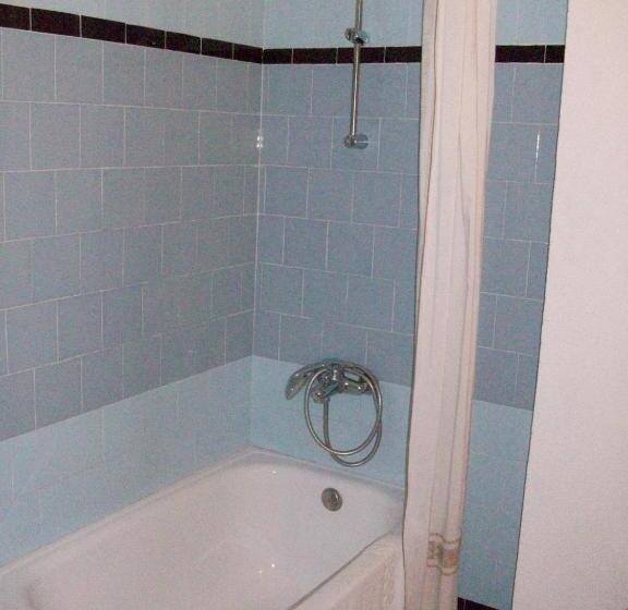 带共用浴室的标准房间, Pensió Viladomat