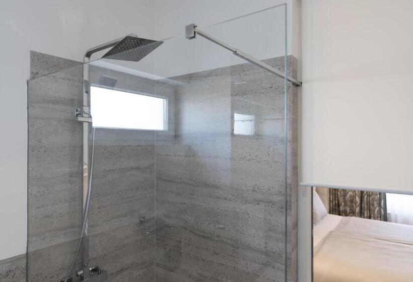 اتاق لوکس با تخت بزرگ, Star Hill