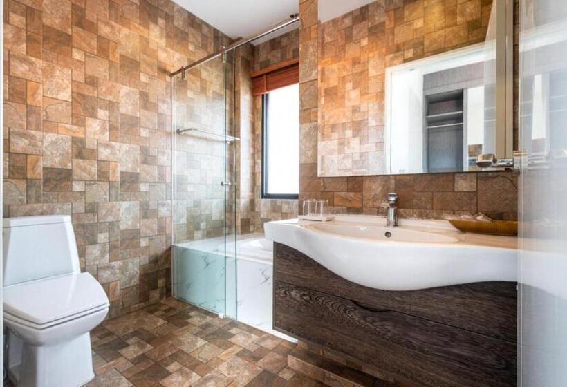 اتاق استاندارد با تراس, The Thames Pool Access Resort & Villa Sha Extra Plus