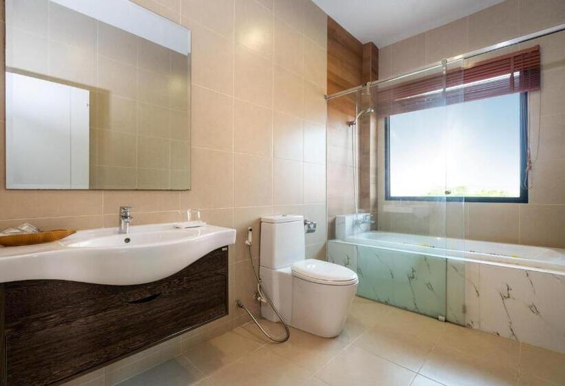 اتاق لوکس با چشمانداز استخر, The Thames Pool Access Resort & Villa Sha Extra Plus