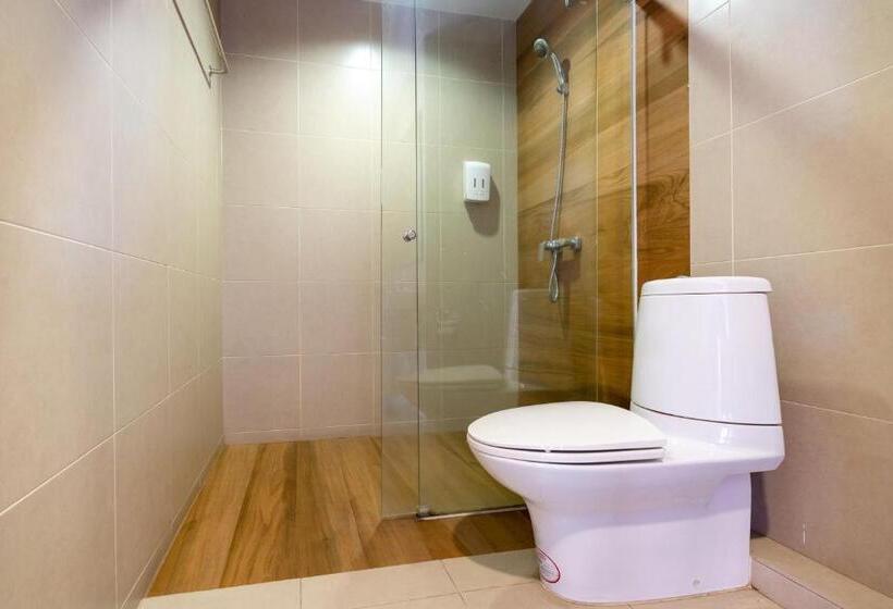 اتاق استاندارد چهارنفره با بالکن, The Thames Pool Access Resort & Villa Sha Extra Plus