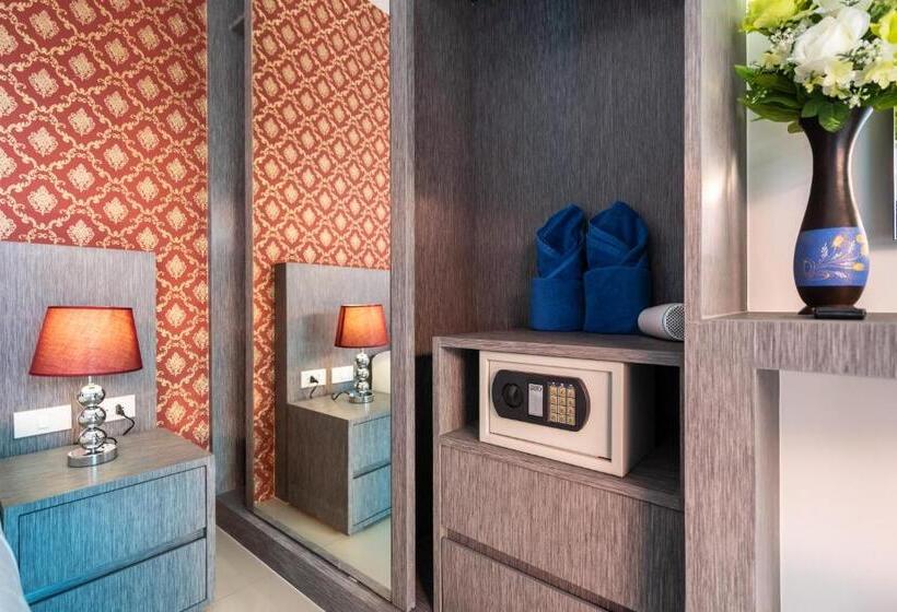 اتاق استاندارد چهارنفره با بالکن, The Thames Pool Access Resort & Villa Sha Extra Plus