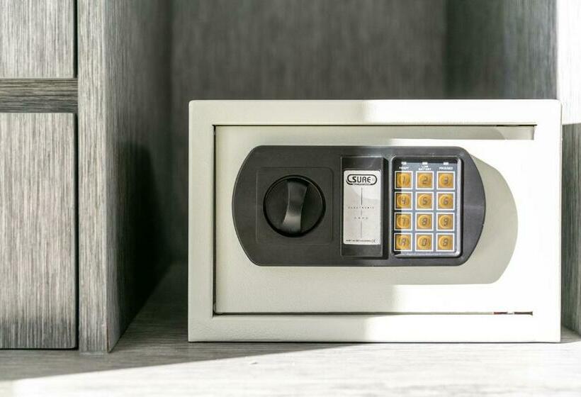 اتاق استاندارد چهارنفره با بالکن, The Thames Pool Access Resort & Villa Sha Extra Plus