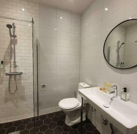 חדר סטנדרט יחיד, L Carl Friman