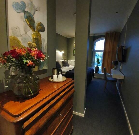 חדר סטנדרט, L Carl Friman