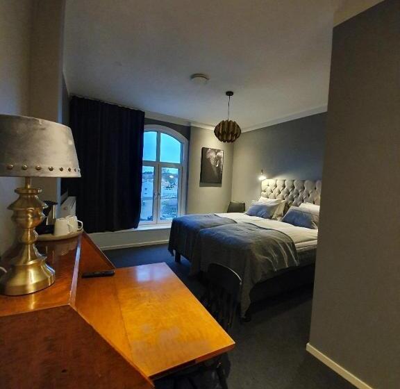 חדר סטנדרט, L Carl Friman