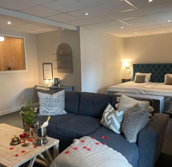 חדר סופריור, L Carl Friman