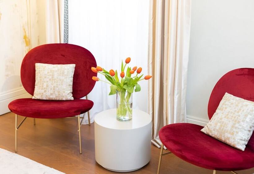 سوییت جونیور لوکس, Castellano Hotel & Suites