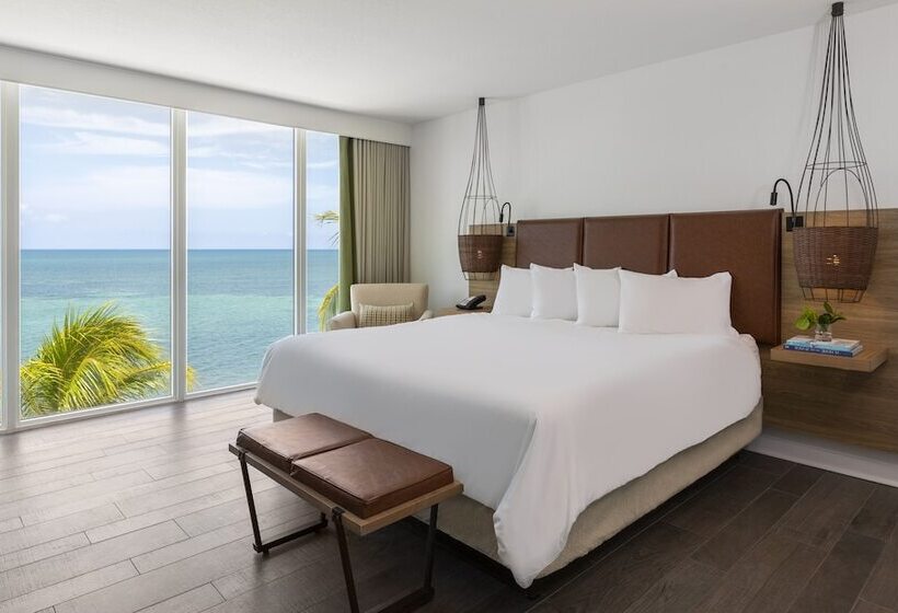 מיטת קינג בסוויטה, Amara Cay Resort