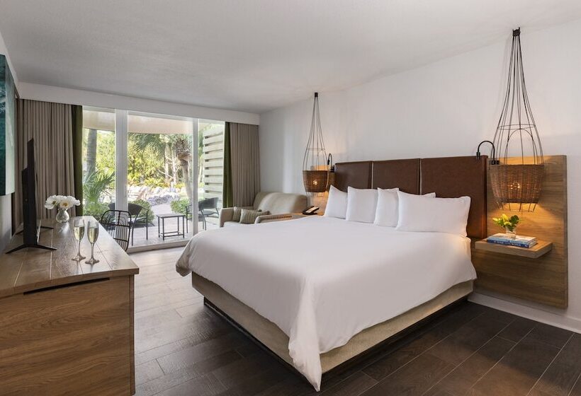 מיטת קינג בסוויטה, Amara Cay Resort