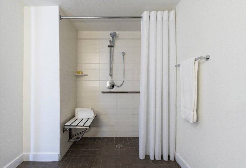 غرفة قياسية سرير كينج لذوى الإحتياجات الخاصة, Amara Cay Resort