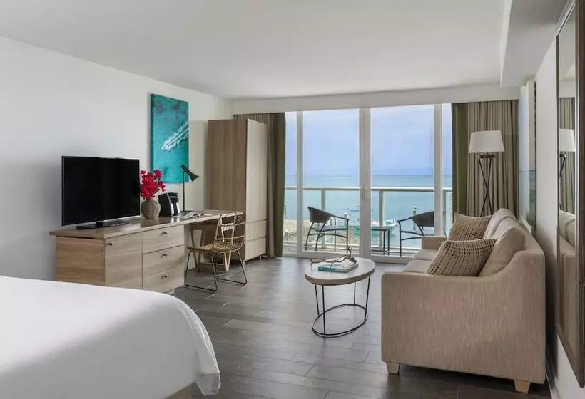 身障者適用キングサイズベッドルーム, Amara Cay Resort