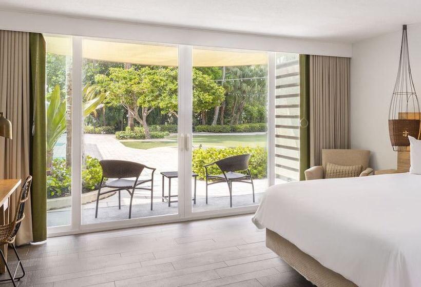 غرفة قياسية سرير كينج لذوى الإحتياجات الخاصة, Amara Cay Resort