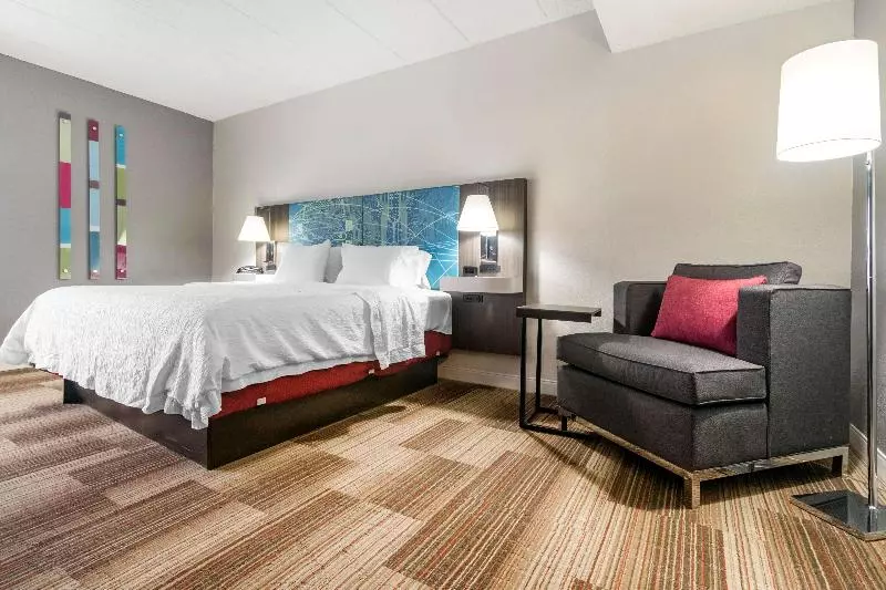 キングサイズベッドのスタンダードルーム, Hampton Inn Richmond