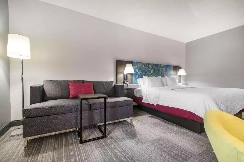 キングサイズベッドのスタンダードルーム, Hampton Inn Richmond