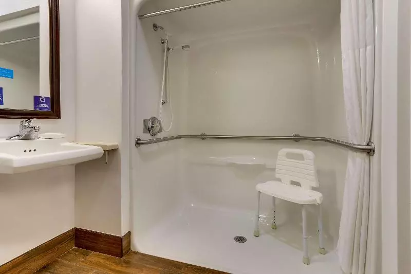 キングサイズベッドのスタンダードルーム, Hampton Inn Springfield