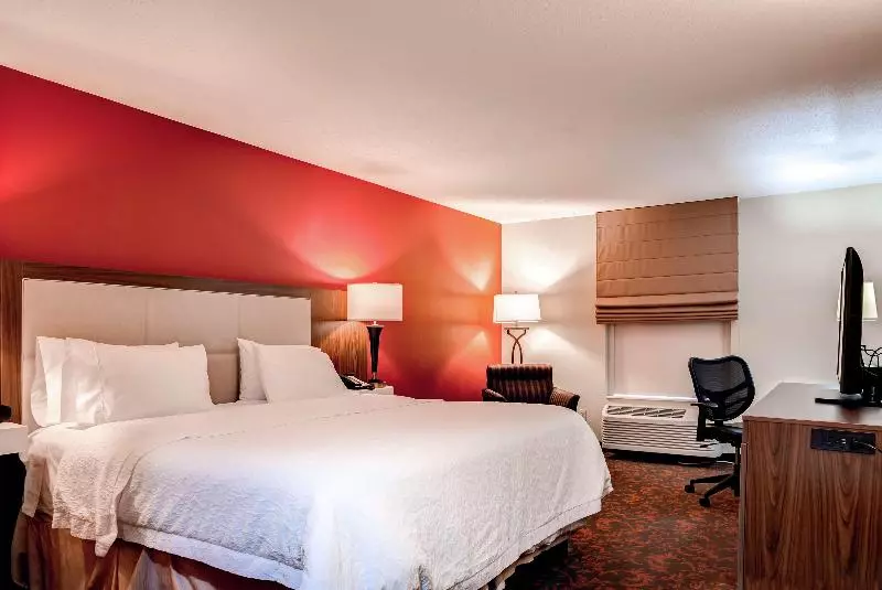 キングサイズベッドのスタンダードルーム, Hampton Inn St Joseph