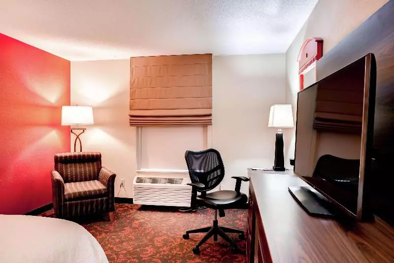 キングサイズベッドのスタンダードルーム, Hampton Inn St Joseph