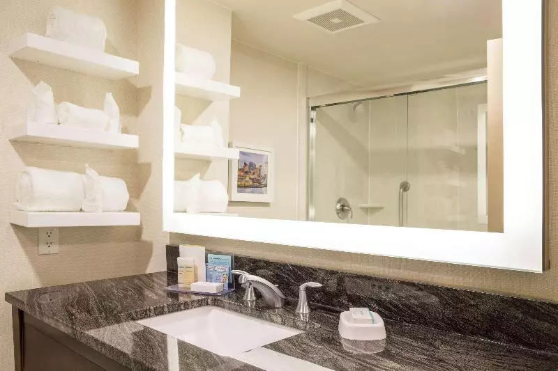 キングサイズベッドのスタンダードルーム, Hampton Inn & Suites Seattledowntown