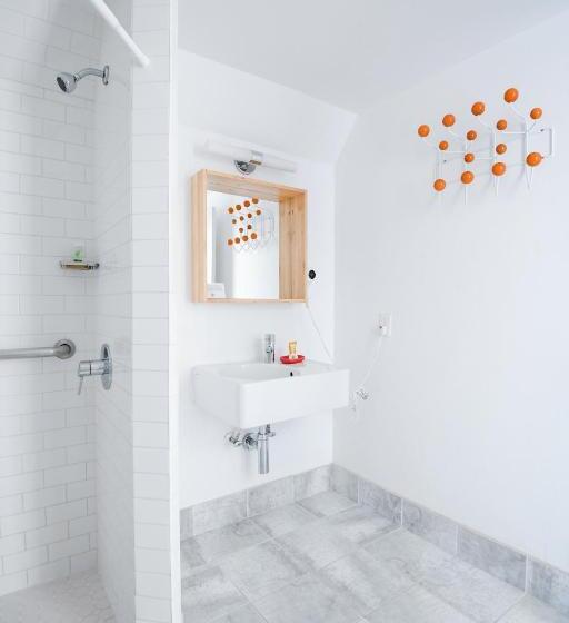 デラックスファミリールーム, The Hamlet Inn