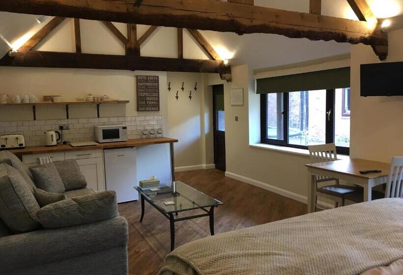 חדר משפחתי, The Stables At Harby