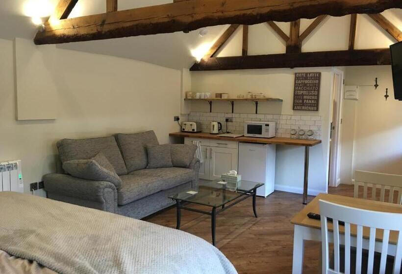 חדר משפחתי, The Stables At Harby