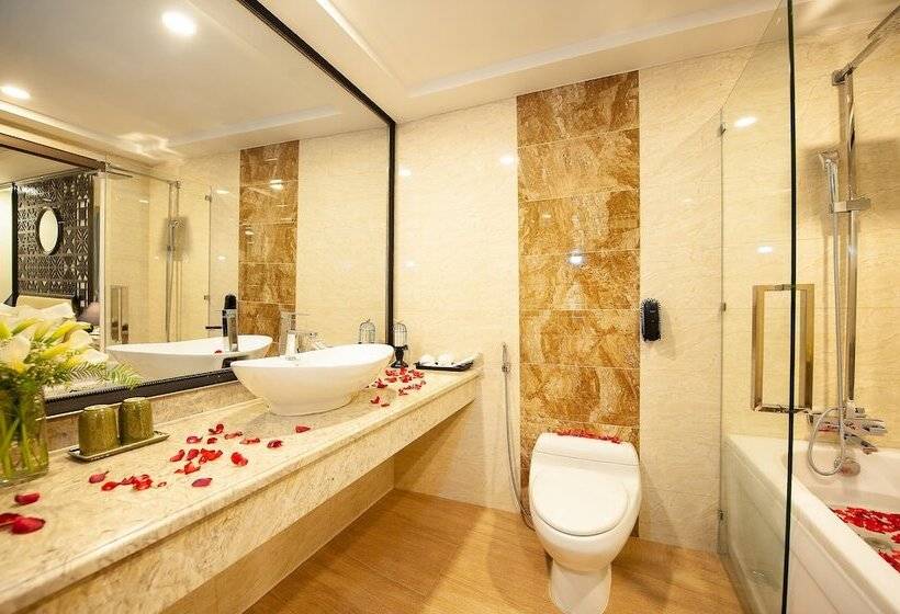 اتاق اجرایی سه نفره, Adora Art