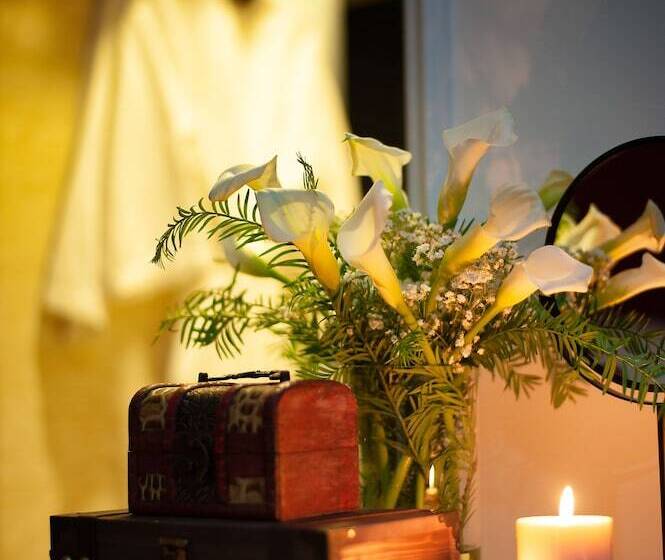 اتاق خانوادگی, Adora Art