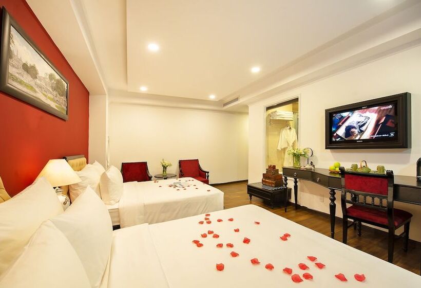 اتاق خانوادگی, Adora Art