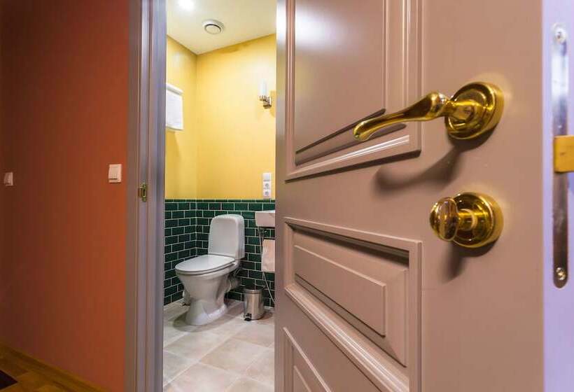 סטודיו נוח, Om Apartament