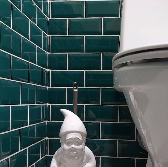 סטודיו נוח, Om Apartament