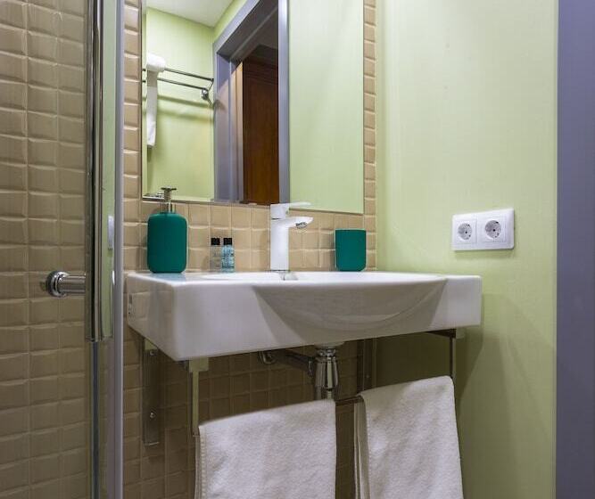 סטודיו נוח, Om Apartament