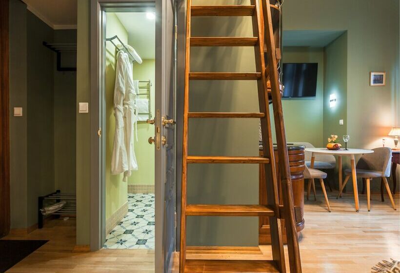 סטודיו נוח, Om Apartament