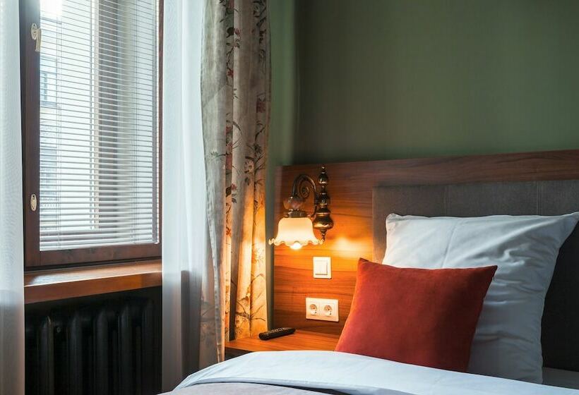 סטודיו נוח, Om Apartament