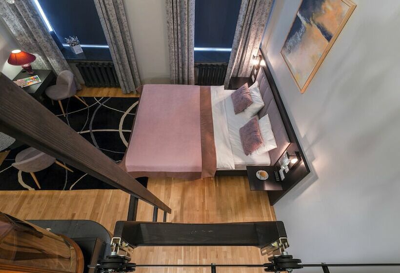 סטודיו נוח, Om Apartament