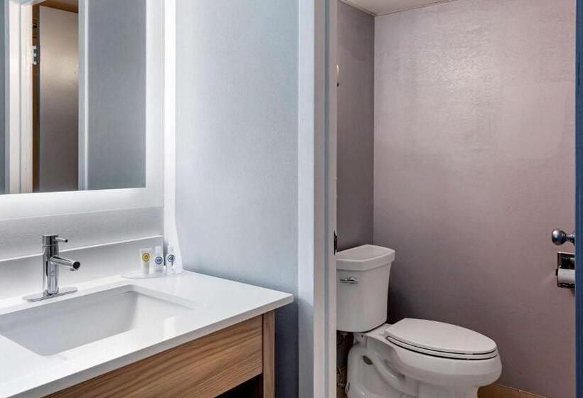 Номер Стандарт Вид на Бассейн, Comfort Inn Hyannis  Cape Cod