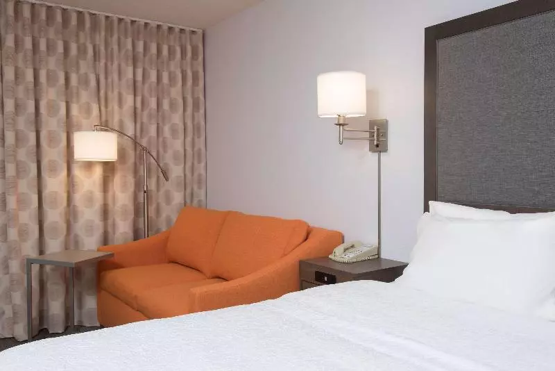 キングサイズベッドのスタンダードルーム, Hampton Inn Grand Rapids South