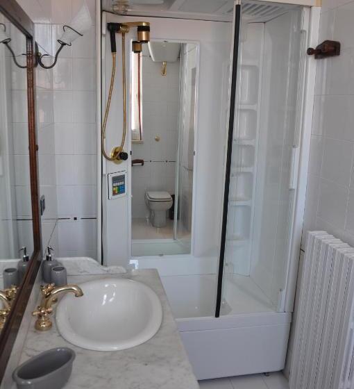 高级三人间, Villa Del Poeta