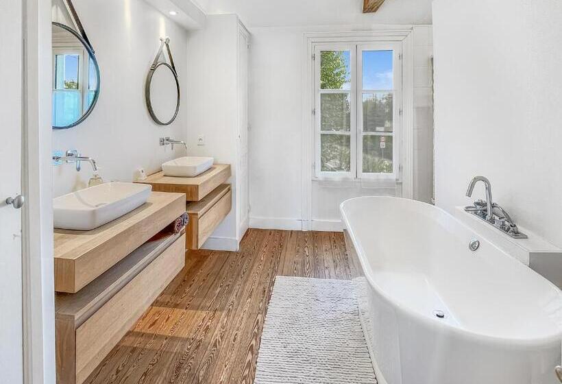 Люкс Deluxe Кровать Кинг, Aux Tourelles 1888   Tres Proche Lyon