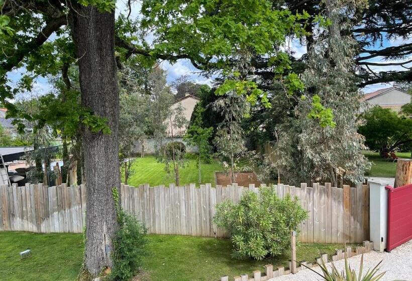 Quarto standart vista jardim, Aux Tourelles 1888   Tres Proche Lyon