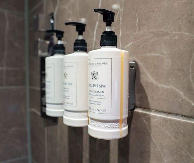 חדר סטנדרט לשלושה, The Kingsbury 7even 8ight