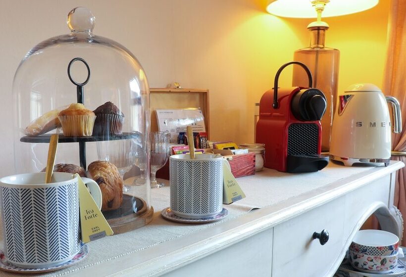 חדר סטנדרט לשלושה, The Kingsbury 7even 8ight