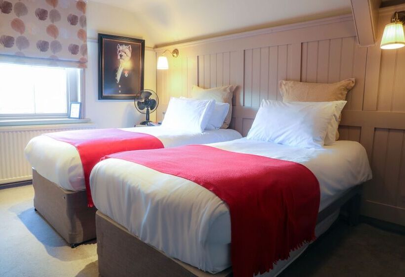 חדר סטנדרט לשלושה, The Kingsbury 7even 8ight