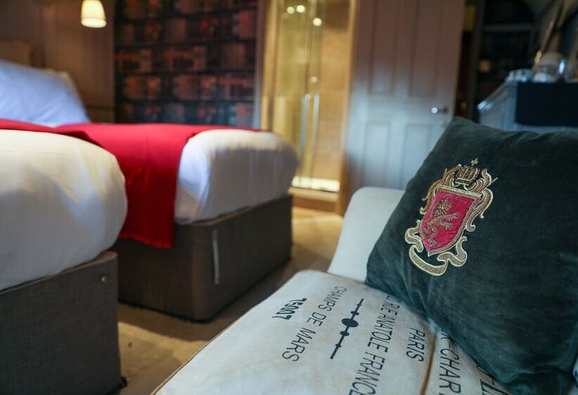 חדר סטנדרט לשלושה, The Kingsbury 7even 8ight