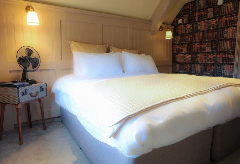 חדר סטנדרט לשלושה, The Kingsbury 7even 8ight