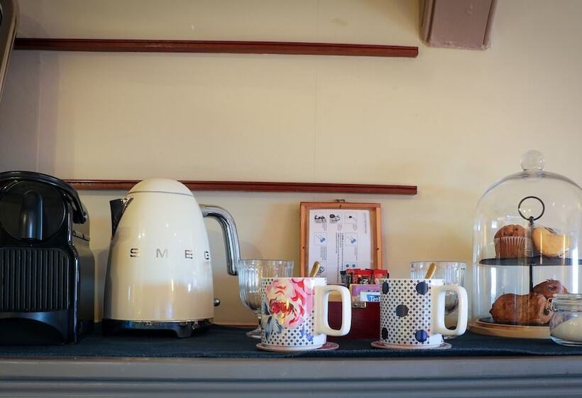 חדר סטנדרט לשלושה, The Kingsbury 7even 8ight